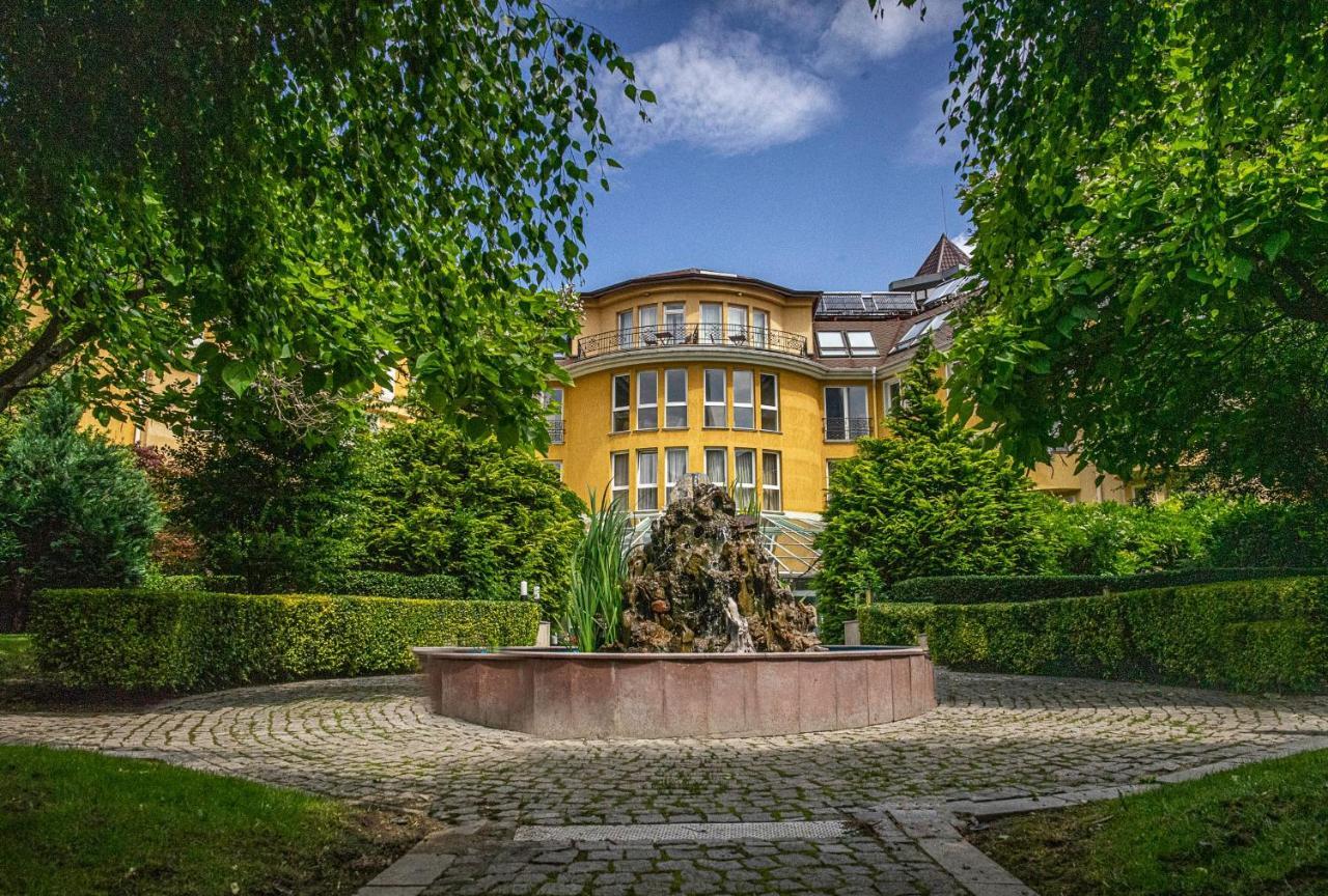 โรงแรมแมซอง โซเฟีย ภายนอก รูปภาพ The fountain in the garden of the villa