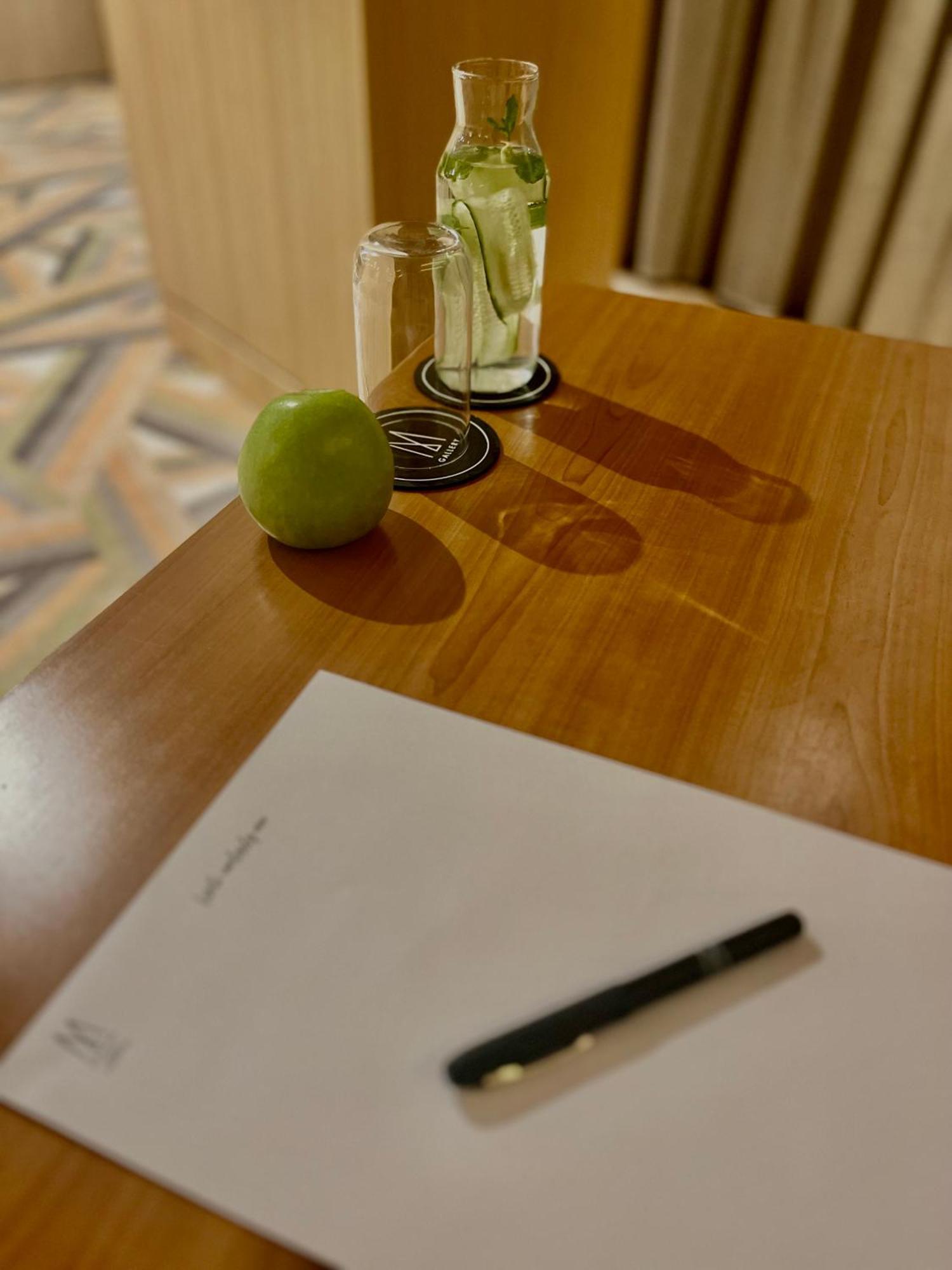 โรงแรมแมซอง โซเฟีย ภายนอก รูปภาพ A green apple on a table