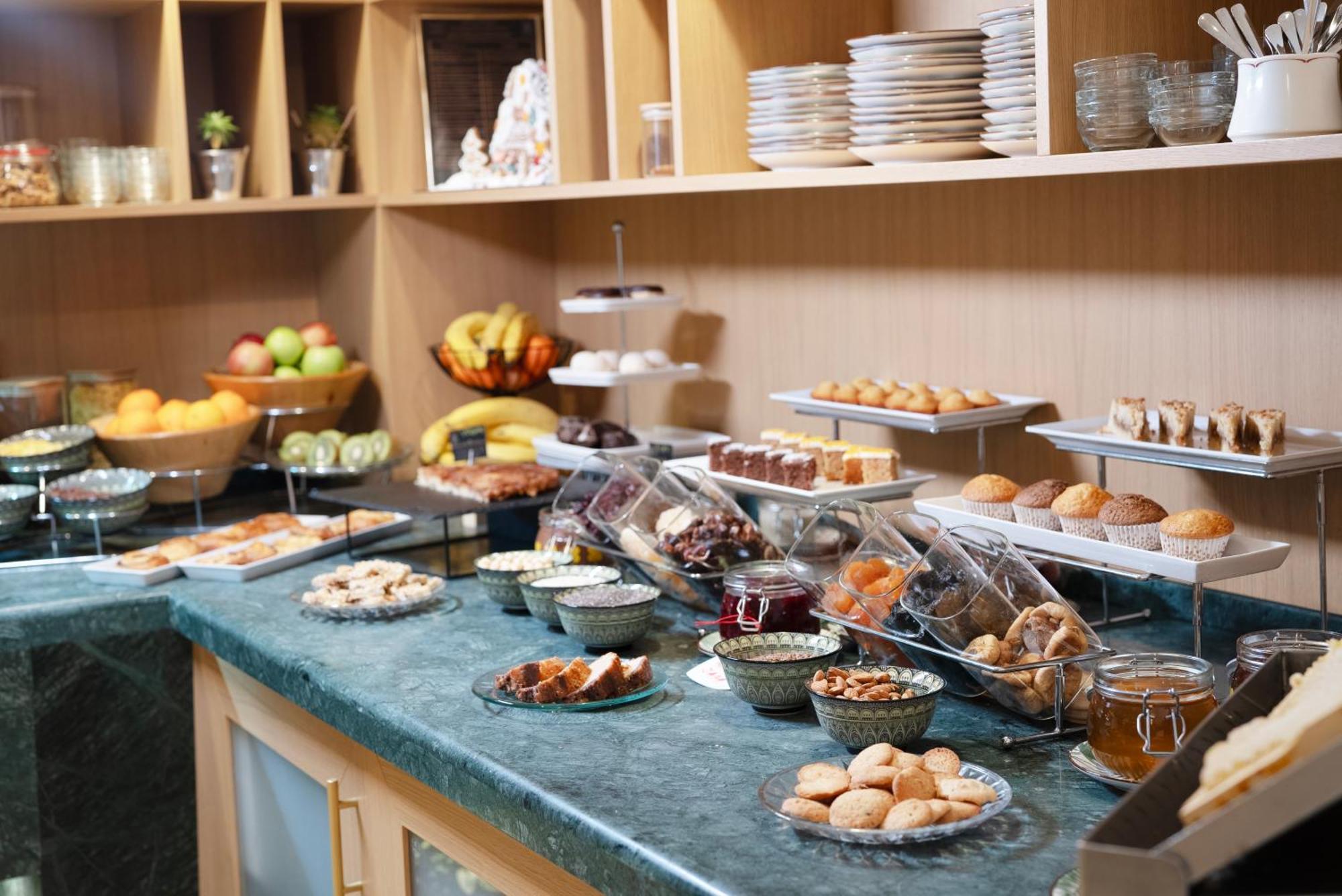 โรงแรมแมซอง โซเฟีย ภายนอก รูปภาพ A buffet at a hotel