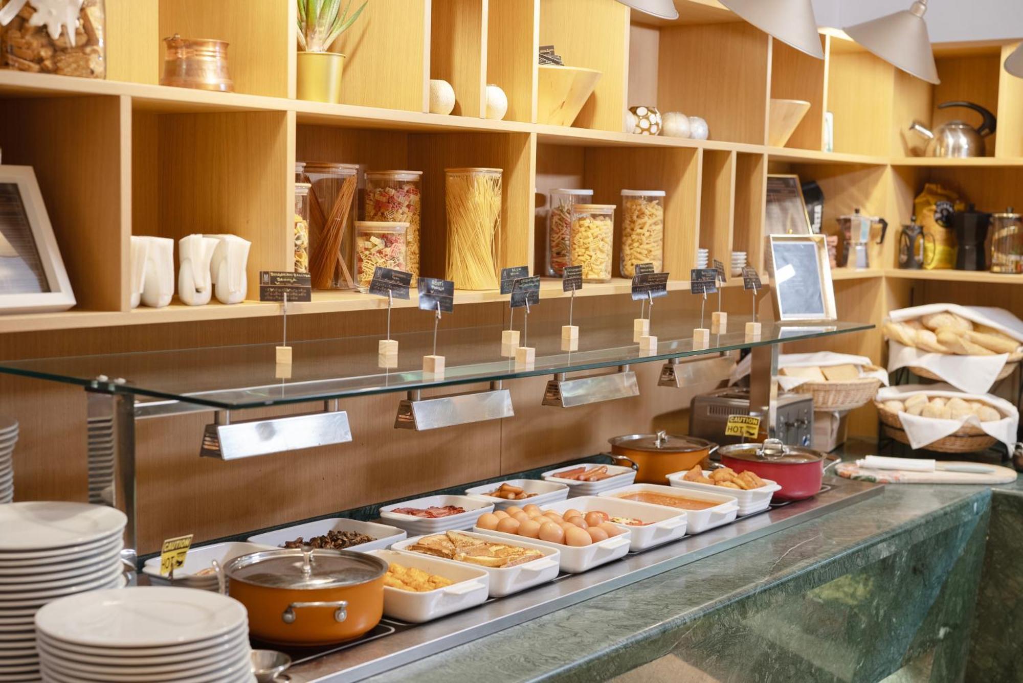 โรงแรมแมซอง โซเฟีย ภายนอก รูปภาพ A buffet at a hotel