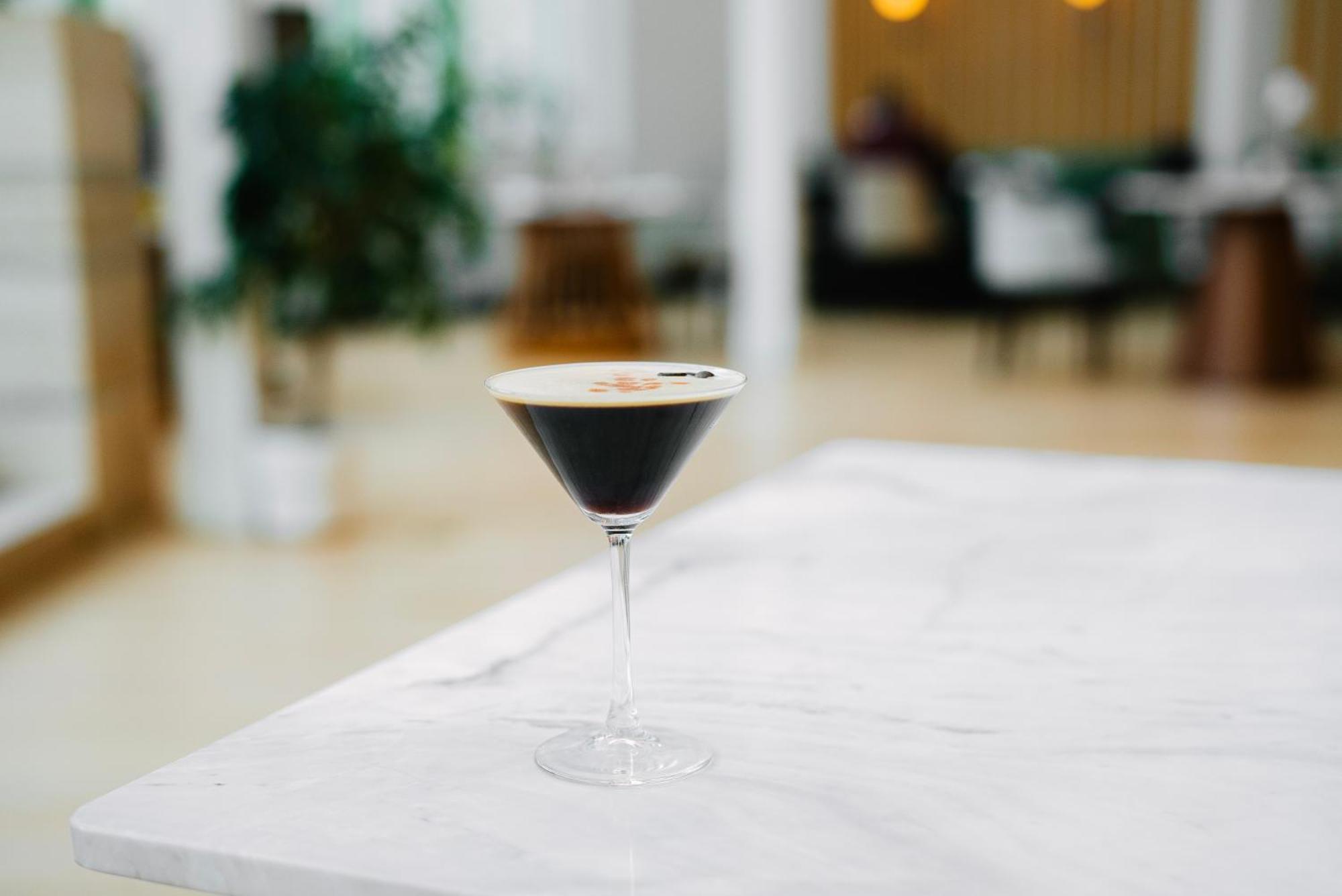 โรงแรมแมซอง โซเฟีย ภายนอก รูปภาพ A glass of espresso martini